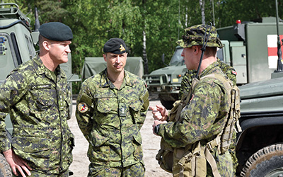 Un officier de liaison canadien avec un officier ukrainien, le 16 mai 2016