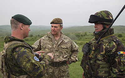 Un officier de liaison canadien avec un commandant suprieur britannique, en Roumanie, le 19 avril 2016