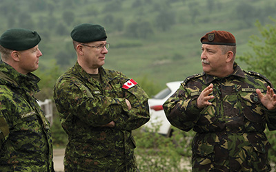 Le commandant du COIC avec un colonel roumain, pendant lOp  Reassurance , le 12 avril 2016
