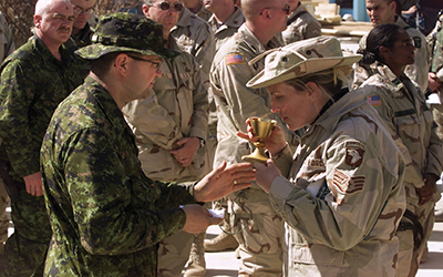 Un aumnier donne la communion  un membre des forces allies.