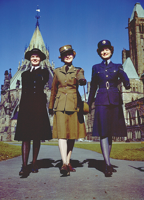 Jeunes Canadiennes de chacune des trois armes, devant la Colline du Parlement,  Ottawa, pendant la Seconde Guerre mondiale.