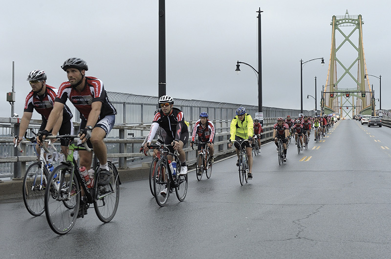 Des cyclistes participant  une randonne  vlo sur le pont principal dHalifax.