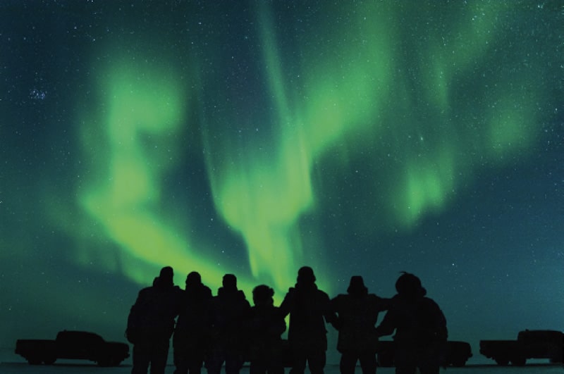 Joint Task Force members observe the northern lights during Operation NANOOK-NUNALIVUT in Rankin Inlet, Nunavut on March 15, 2023. | Cpl Antoine Brochu, Assistant Deputy Minister (Public Affairs), Canadian Armed Forces photo