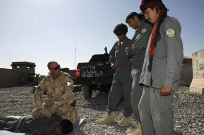 Le Sergeant Dave Gratto avec des membres de la Police afghane en uniforme