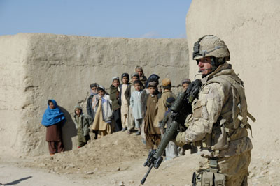Un soldat canadien pendant une patrouille en Afghanistan