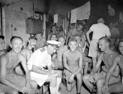 Des prisonniers de guerre canadiens et britanniques libérés par l'équipe d'abordage du NCSM Prince Robert, à Hong Kong, en août 1945. Encore une fois, notez les sourires.