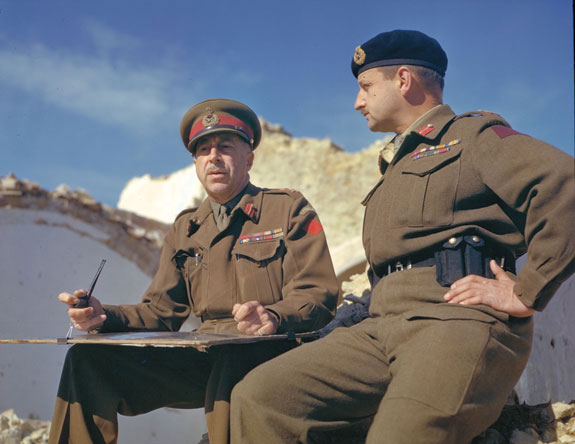Le Général H.D.G. Crerar (à gauche) et le Lieutenant­général E.L.M. Burns, en Italie, en 1944.