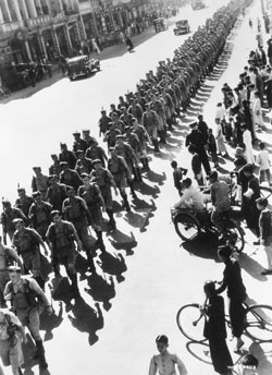 Les troupes de la Force « C » en route vers les casernes de Sham Shul Po, à Hong Kong, 16 novembre 1941.