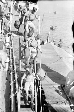 Des fantassins de la Compagnie « C » du Royal Rifles of Canada débarquent du NCSM Prince Robert, à Hong Kong, le 16 novembre 1941.