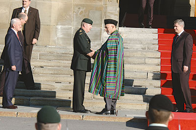 General Hillier greets President Hamid Karzai