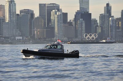 Un navire du service de police de Vancouver patrouille le port de Vancouver
