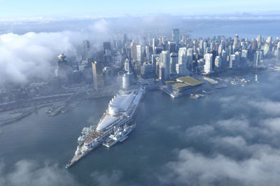 Le NCSM Regina et le garde–côte Mellon de la United States Coast Guard au port de Vancouver