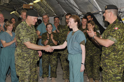 General Natynczyk visits 1 Canadian Field Hospital