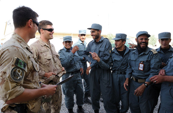 membres de l’équipe de liaison et de mentorat opérationnel (ELMO) discutent avec des recrues d’Afghan National Police (ANP) au Kandahar