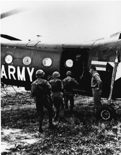 Des conseillers de la US Army montrent aux troupes sud-vietnamiennes comment monter à bord d’un hélicoptère CH21, 1962.