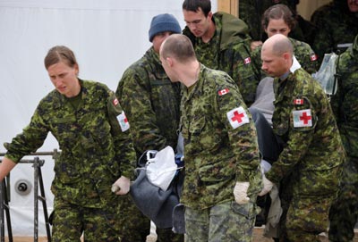 CF medical members carry one of the three survivors of the First Air plane crash at Resolute Bay, Nunavut
