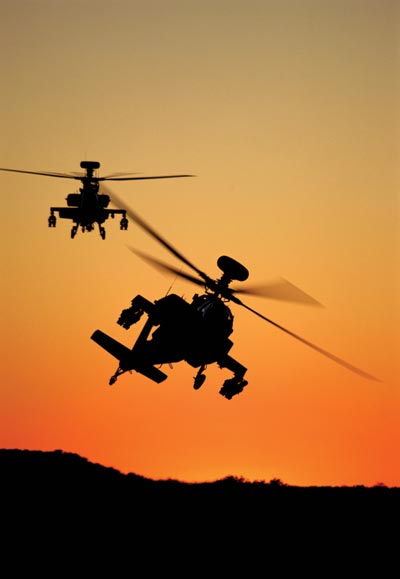 Un hélicoptère d'attaque AH-64 Apache Longbow.