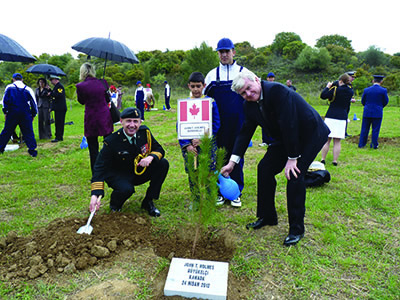 Le travail d’attaché militaire peut être très varié. On voit ici le colonel Chris Kilford et l’ambassadeur John T. Holmes planter un arbre sur la péninsule de Gallipoli en Turquie.