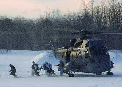 Reconnaissance patrol members from Primary Leadership Qualification (PLQ) [Land] Module 6 disembark from a 12 Wing Sea King helicopter during Exercise Final Thrust, 25 November 2008.