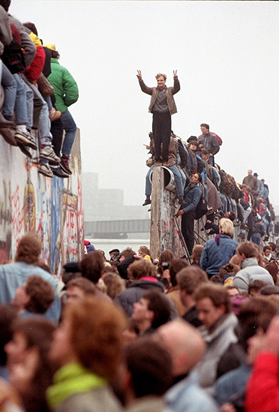 Les Berlinois sont en liesse tandis que des Allemands de l’Est traversent le mur partiellement démantelé de Berlin à la place Potsdamer, le 12 novembre 1989.