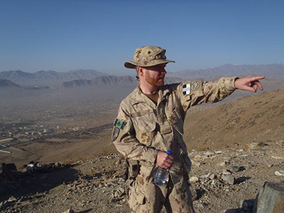 Le capitaine de frégate Hugues Canuel en Afghanistan. Kaboul est visible à l’arrière-plan. Ce marin ne semble pas pointer vers le large… 