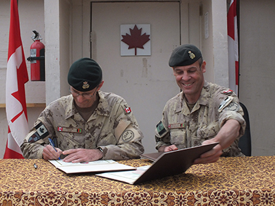 Le major-général Michael Day passe le commandement de la Contribution du Canada à la mission de formation en Afghanistan au major-général Jim Ferron, à Kaboul, en Afghanistan, le 24 mai 2012. 