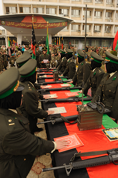 Des membres de la Compagnie Malalai, du cours de femmes aspirants-officiers de l’Armée nationale afghane, prêtent le serment d’allégeance des officiers nouvellement diplômés à Kaboul, le 23 novembre 2011.