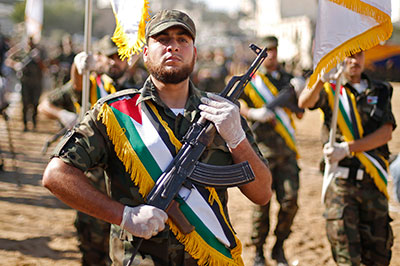 Des membres des forces de sécurité du Hamas manifestent leur joie à l’occasion d’une cérémonie marquant la fin d’un cours dans leur enceinte de sécurité détruite, à Gaza, le 2 décembre 2012.