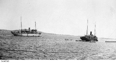 Le NCSM Cartier et le SS Sable Island à l’ancre à Harrington Harbour, au Québec, probablement pendant l’entre-deux-guerres.