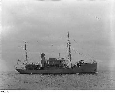 Le NCSM Armentieres quitte Esquimalt, en Colombie-Britannique, le 9 décembre 1940.