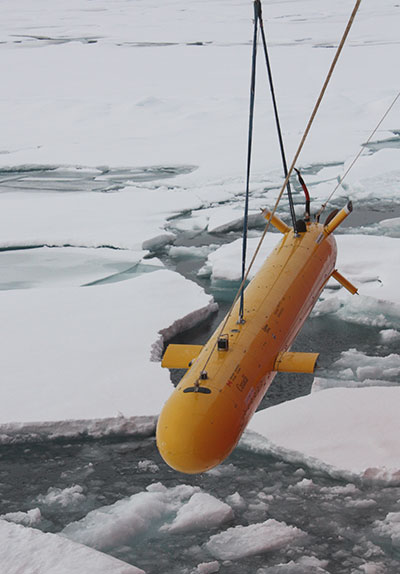 Sur les glaces, le véhicule sous-marin autonome Yamoria, utilisé par RNCan pour l’exploration dans l’Arctique.