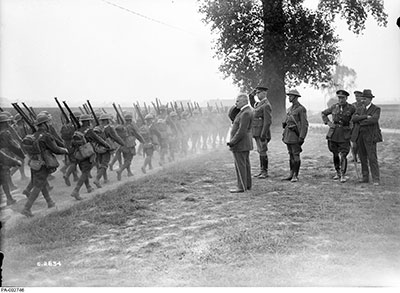 Les troupes défilent devant sir Robert Borden et sir Arthur Currie à l’occasion du rassemblement de la fin de la guerre.