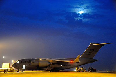 Un appareil CC177 Globemaster III des Forces canadiennes est ravitaillé au clair de lune à l’aéroport de Bamako, au Mali, le 25 janvier 2013.