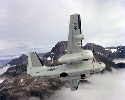 Un CS2F Tracker des Forces canadiennes en vol au-dessus de la vallée de Comox, en Colombie-Britannique, le 21 août 1981.