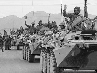 Des militaires sovitiques se dplaant en convoi saluent la foule aprs leur arrive  Kaboul, en provenance de Jalalabad, ville situe plus  lest, dans le cadre du retrait des troupes sovitiques dAfghanistan, le 15 mai 1988.