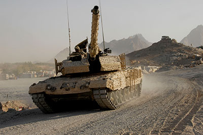 Un char Leopard 2 en mouvement.