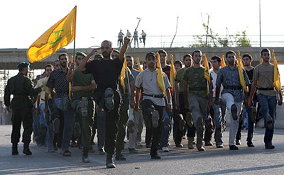 Des militants du Hezbollah marchent sur une autoroute  El Ghazaleh, dans le Sud du Liban, le 1er octobre 2006.
