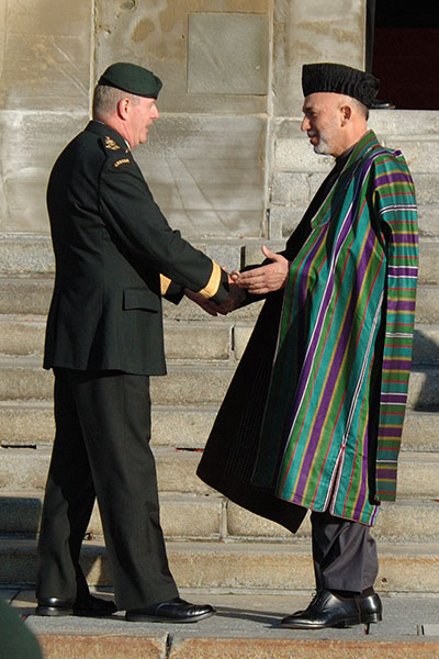 The President of Afghanistan, Hamid Karzai, greets Chief of the Defence Staff General Rick Hillier on Parliament Hill, Ottawa, 22 September 2006.