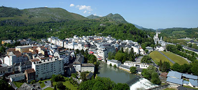Vue panoramique du village de Lourdes.