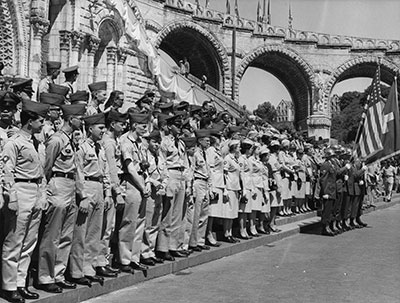 Une délégation de soldats américains au pèlerinage de Lourdes le 8 juin 1964.