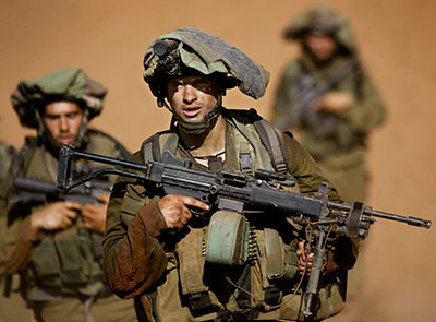 Israeli soldiers return from Lebanese territory during the second day of a ceasefire near the town of Avivim, 15 August 2006.