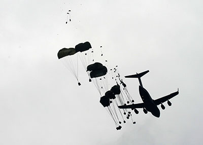A Canadian CC-177 completes a heavy equipment drop as part of the Joint Operational Access Exercise 13 (JOAX 13) held at Fort Bragg, North Carolina, 22 February 2013.