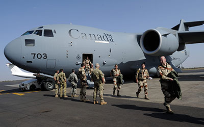 Members of the French Army disembark a Royal Canadian Air Force CC-177 Globemaster III aircraft in Bamako, Mali, 26 January 2013.