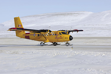 A Royal Canadian Air Force CC-138 Twin Otter aircraft takes off from the Resolute Bay airport during Operation Nunalivut, 10 April 2013