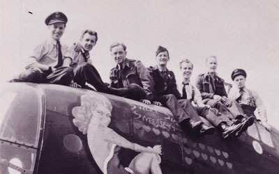 Un équipage canadien d’Halifax heureux à la fin de la guerre.
