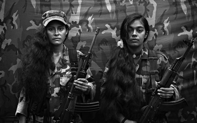 Deux guérilleras des FARC du Bloque Móvil Arturo Ruíz, dans un des camps des FARC.
