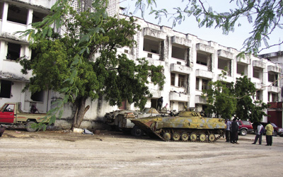 Des véhicules blindés de transport de personnel devant la Villa Somalia à Mogadiscio, le 27 juillet 2006. La milice islamique qui s’est emparée de la capitale installait un tribunal religieux dans la vaste enceinte de la villa.