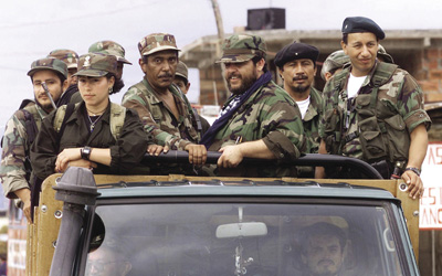 Des guérilleros des Forces armées révolutionnaires de Colombie (FARC), à Uribia, en Colombie, le 25 octobre 1999.