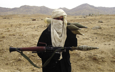 Un combattant taliban, arme à la main, dans un lieu non dévoilé en Afghanistan, le 30 octobre 2009.