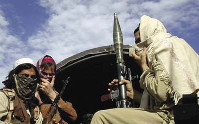 Des combattants talibans pakistanais à bord d’un camion dans la vallée de Buner qui est située au nord-ouest d’Islamabad, le 24 avril 2009.